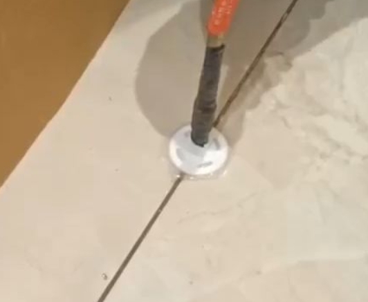 根河瓷砖空鼓维修公司专业解答瓷砖在铺贴过程中，如果没有涂抹均匀到位的粘结材料（如水泥砂浆或瓷砖胶），可能会导致以下问题