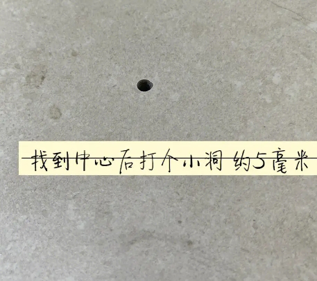 根河瓷砖空鼓维修公司专业解答在瓷砖铺贴过程中，如果砂料搅拌不均匀，将会带来以下问题