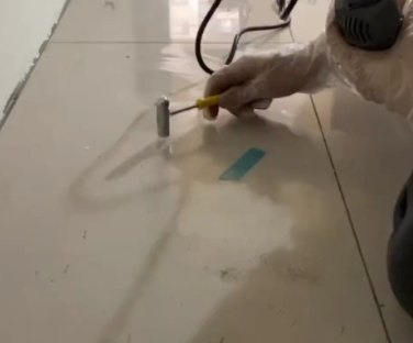 根河瓷砖开裂维修公司专业分享瓷砖在铺贴前如果没有沥干水分，将会导致以下问题